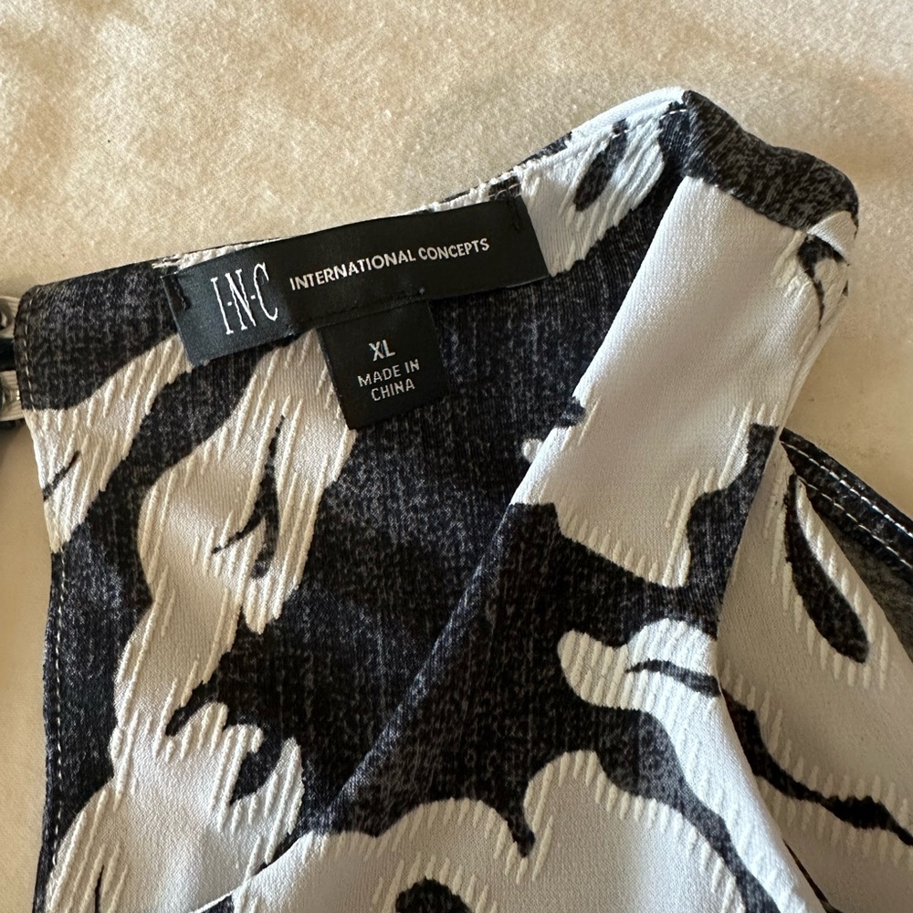 Black and white ladies cold shoulder blouse - Picture 3 of 5